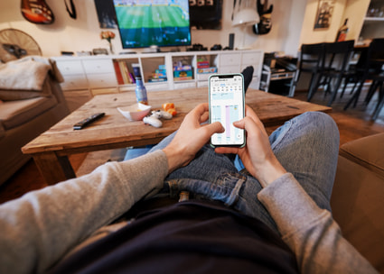 Un jeune sur un canapé, avec un Smartphone Un jeune sur un canapé, avec un Smartphone